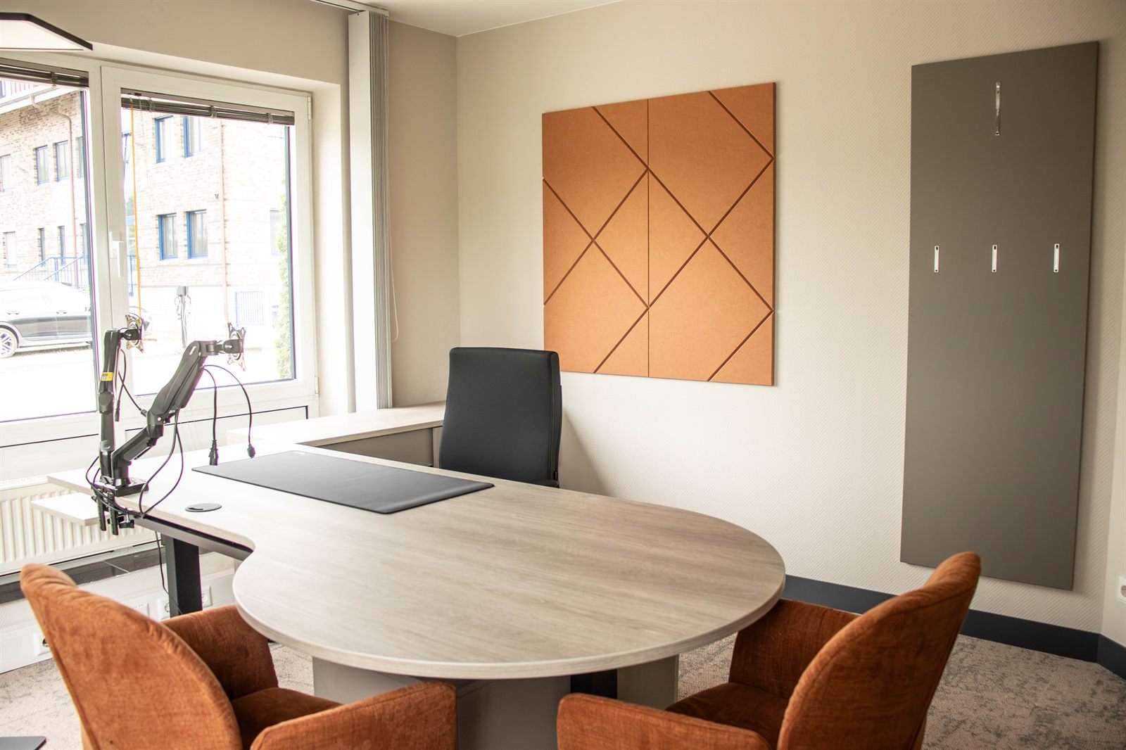 Büro mit Besprechungstisch und Akustikpaneelen